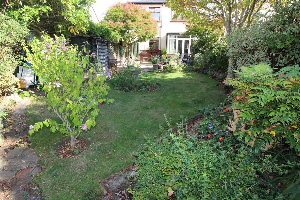 Portland Avenue, Grimsby, N.E. Lincs... 3 bed semidetached house £