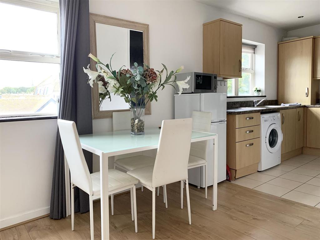 Effingham Street, Ramsgate 2 bed flat £850 pcm (£196 pw)