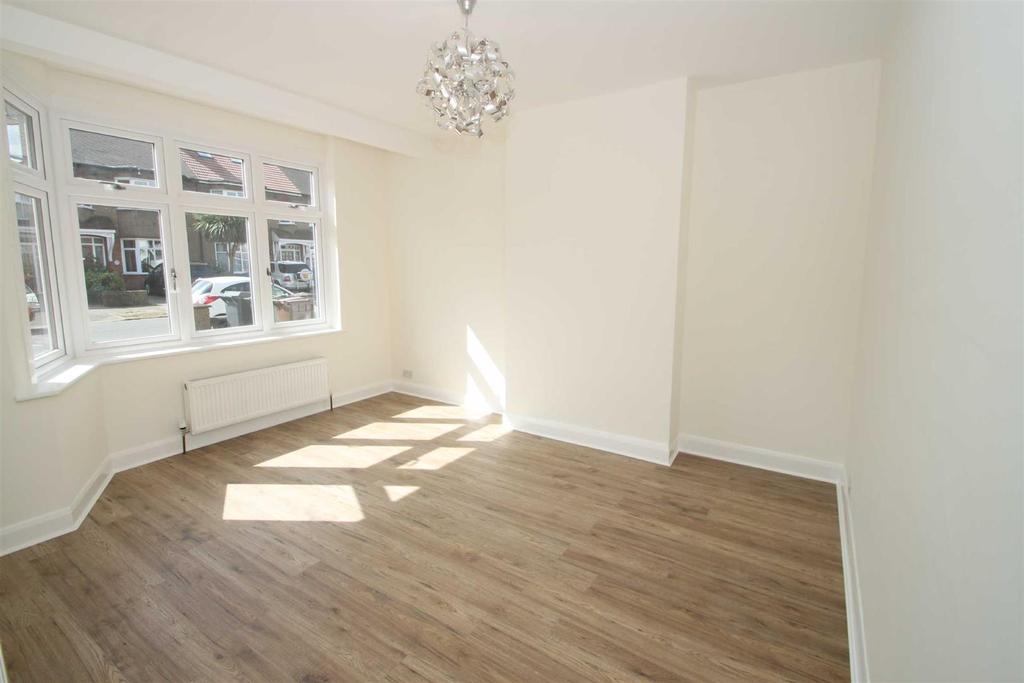 Brook Crescent, Chingford, E4 3 bed terraced house £1,750 pcm (£404 pw)