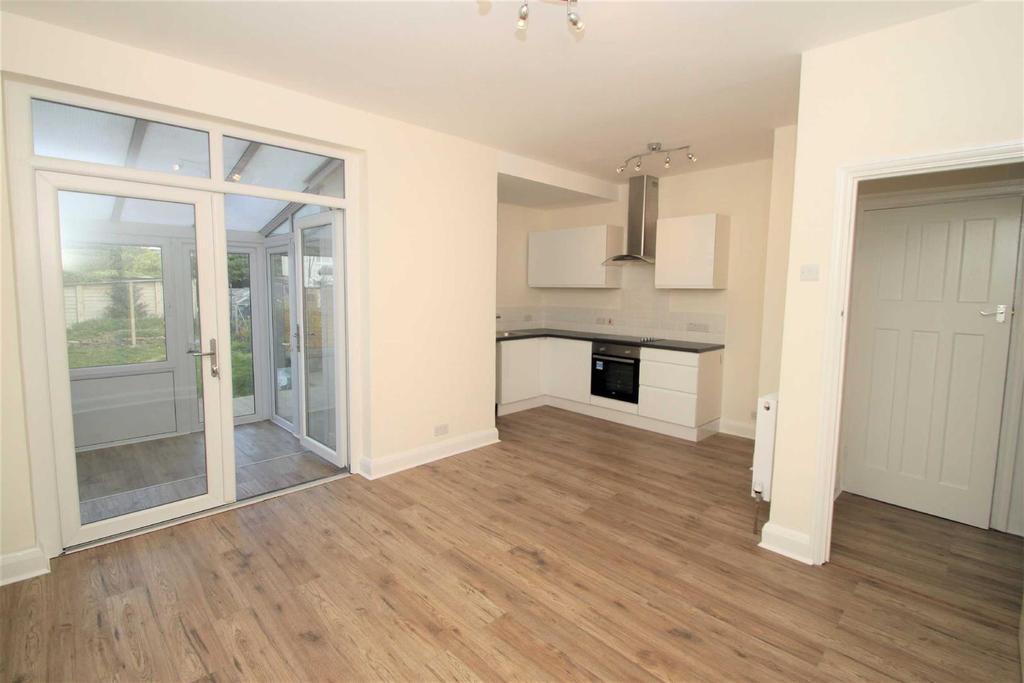 Brook Crescent, Chingford, E4 3 bed terraced house £1,750 pcm (£404 pw)