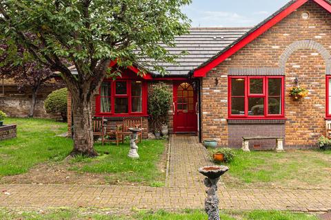1 bedroom semi-detached bungalow for sale - College Road, Epsom