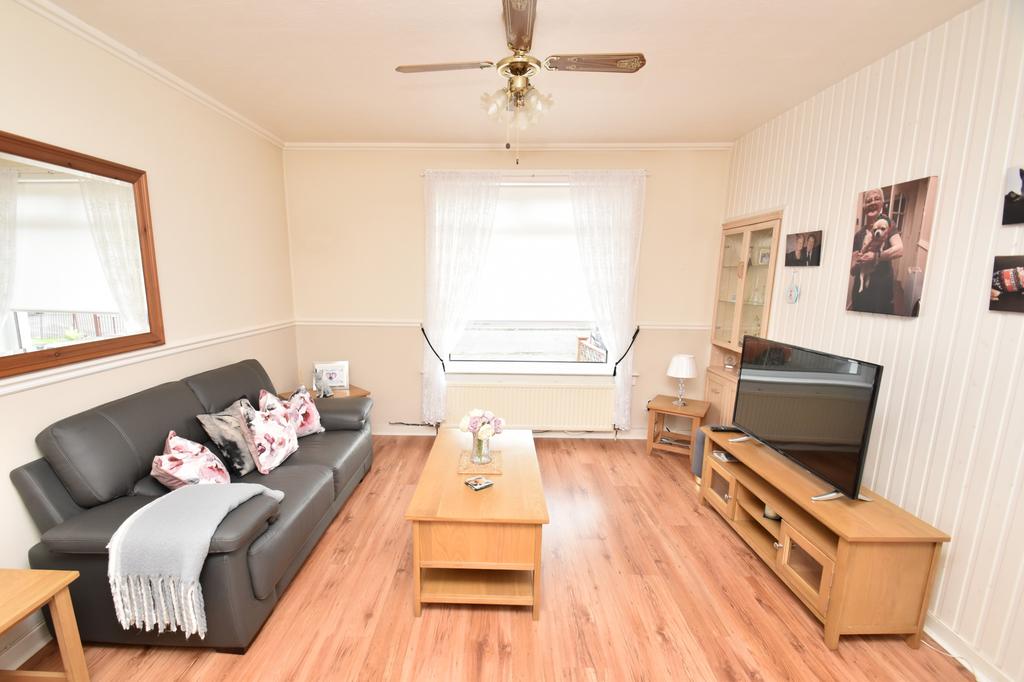 Neilsland Oval, Old Pollok, Glasgow, G53 3 bed flat £100,000