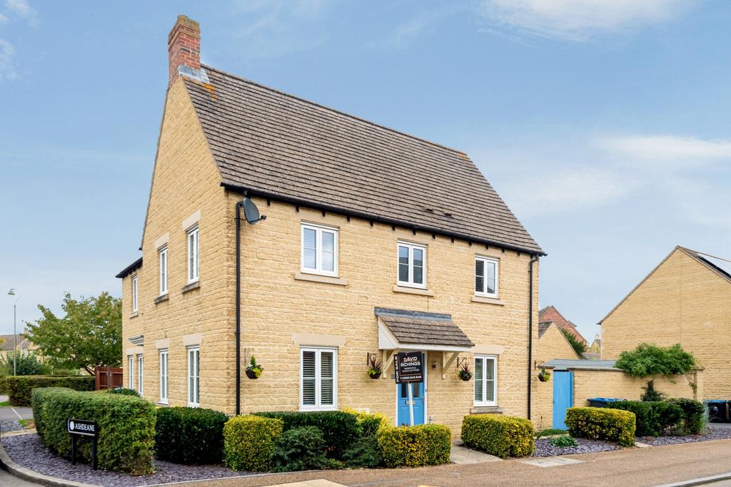 Elmhurst Way, Carterton, Oxfordshire... 3 bed semidetached house £345,000