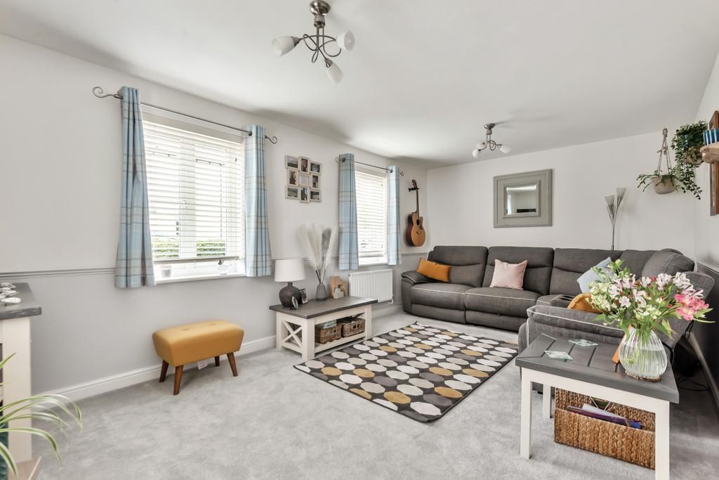 Elmhurst Way, Carterton, Oxfordshire... 3 bed semidetached house £345,000