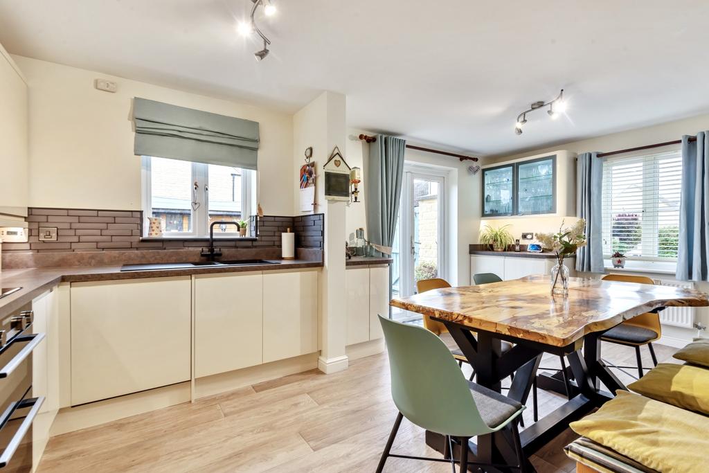 Elmhurst Way, Carterton, Oxfordshire... 3 bed semidetached house £345,000