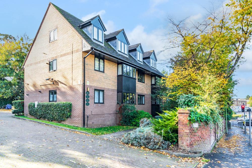 177 Hagden Lane, Watford, WD18 2 bed apartment to rent £1,800 pcm (£