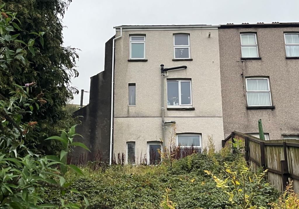 89 The Avenue, Pontycymer, Bridgend... 2 bed flat £10,000