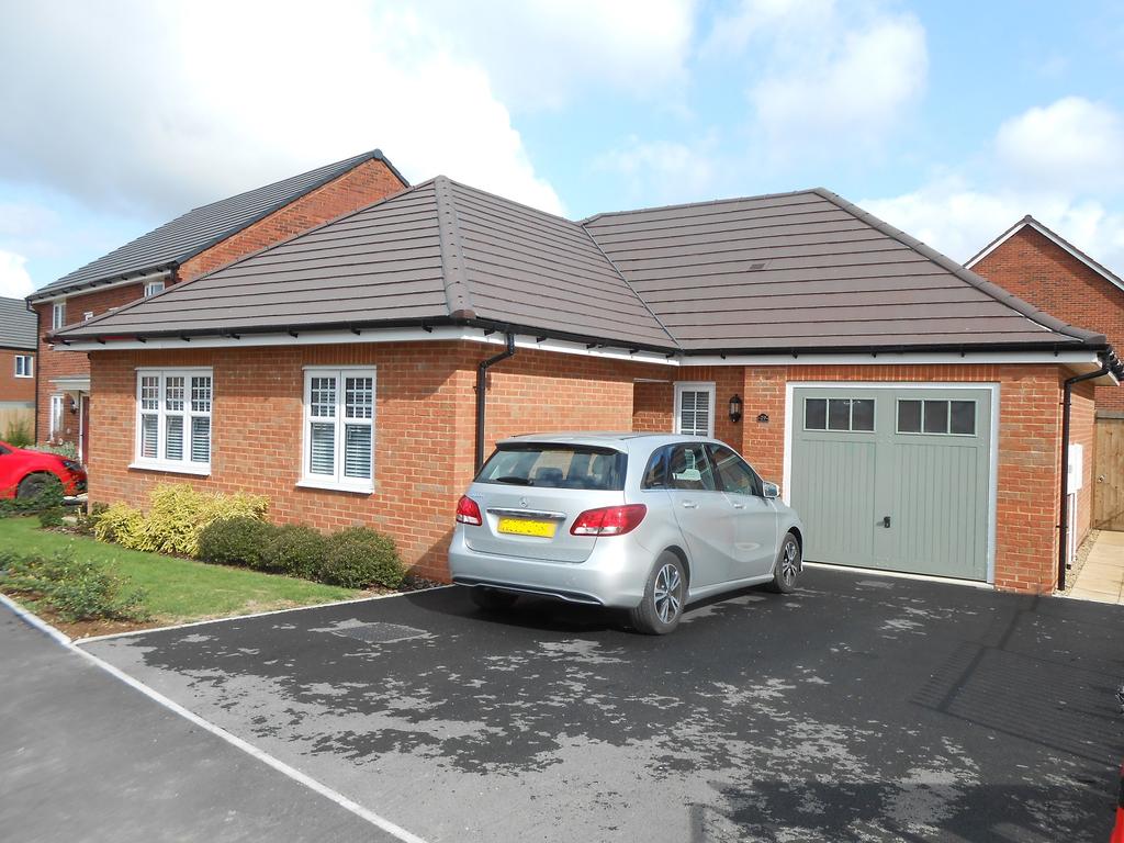Welland Fields, Evesham WR11 2 bed detached bungalow for sale £385,000