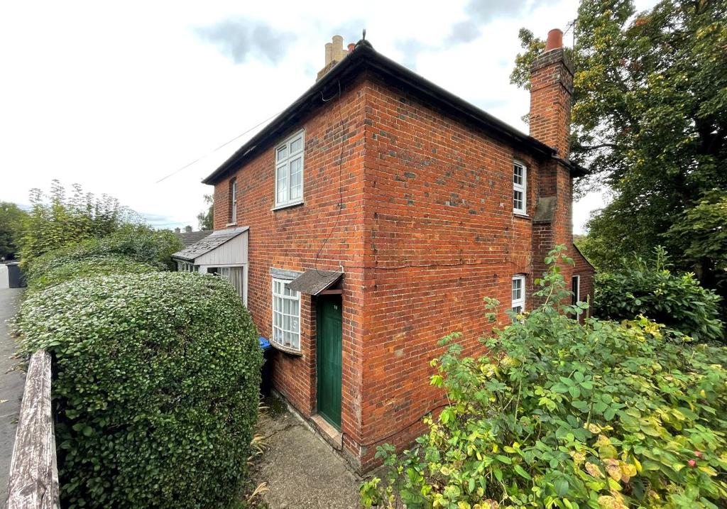 70 Spring Rise, Egham, Surrey, TW20 9PS 2 bed semidetached house £