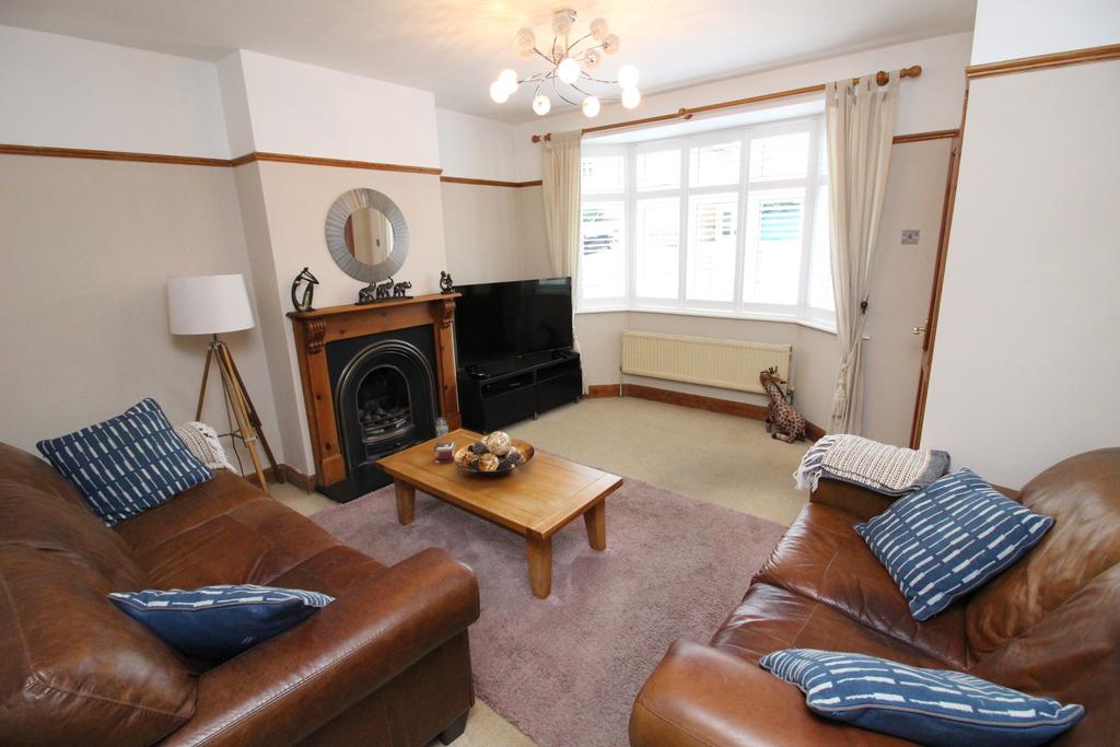Clarkes Avenue, Worcester Park KT4 3 bed terraced house £500,000