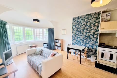 Great North Road, Highgate, N6