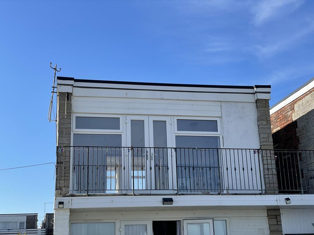 Manor Way, LeysdownonSea ME12 2 bed apartment £750 pcm (£173 pw)