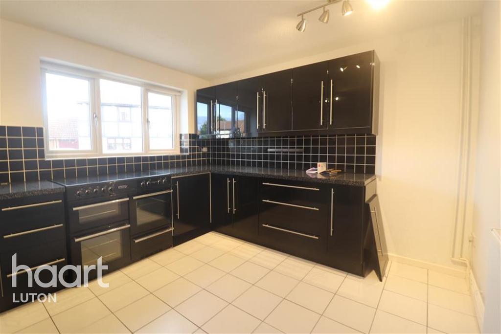 Corbridge Drive, Luton 2 bed detached house £1,250 pcm (£288 pw)