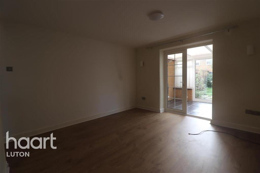 Corbridge Drive, Luton 2 bed detached house £1,250 pcm (£288 pw)