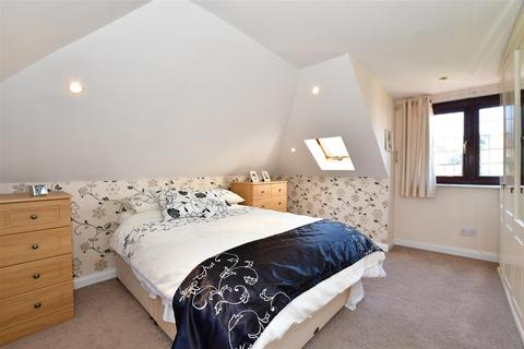 4 Hill Crescent, Hornchurch, RM11 2AP