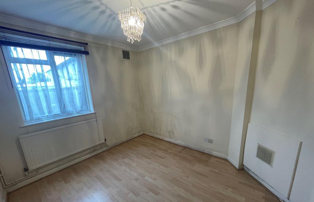 140 Windmill Lane, Greenford, Middlesex, UB6 9DZ 3 bed end of terrace