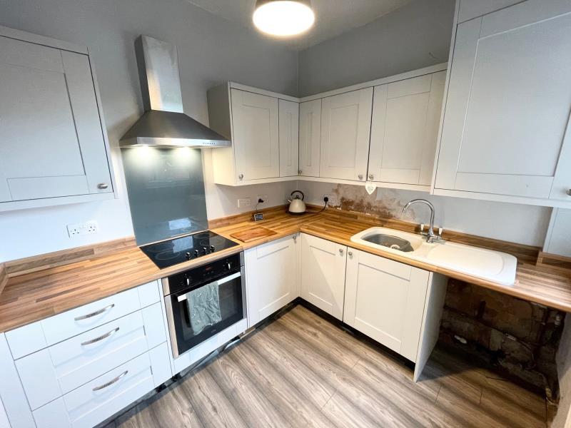 Higham Common Road, Higham, Barnsley... 2 bed terraced house £675 pcm (£156 pw)