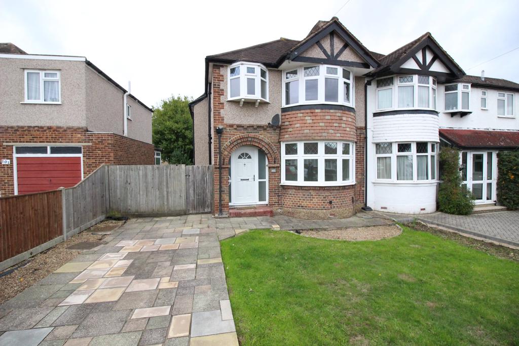 Newbury Gardens, Worcester Park KT19 3 bed semidetached house £2,300