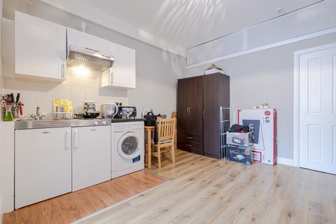 Studio to rent, Cromwell Road, Earls Court, London, SW5