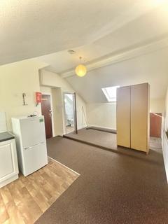 Studio to rent, Brownlow Road, N11