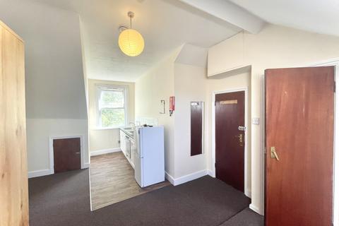 Studio to rent, Brownlow Road, N11