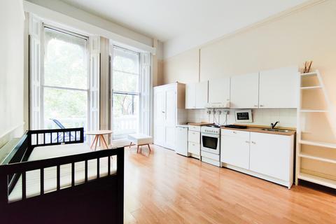 Studio to rent, Courtfield Gardens, Earls Court, London, SW5