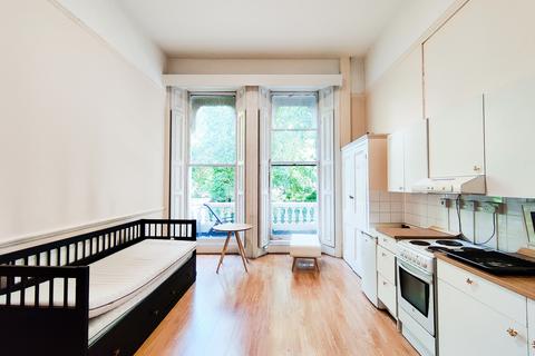 Studio to rent, Courtfield Gardens, Earls Court, London, SW5