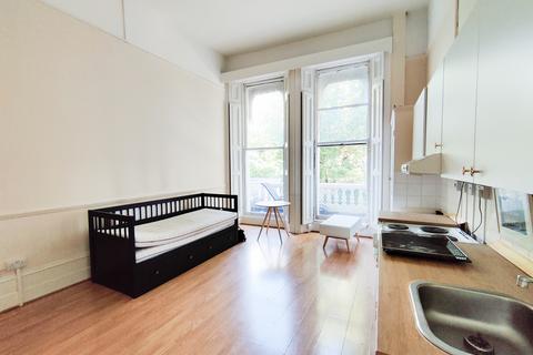 Studio to rent, Courtfield Gardens, Earls Court, London, SW5