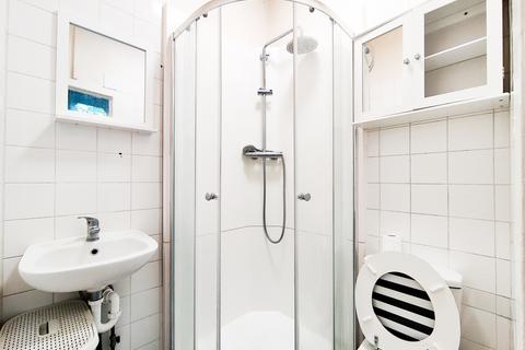 Studio to rent, Courtfield Gardens, Earls Court, London, SW5