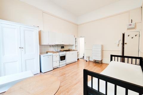 Studio to rent, Courtfield Gardens, Earls Court, London, SW5