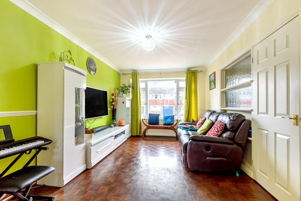 Marlborough Road, Maidenhead, SL6 3 bed terraced house £1,600 pcm (£
