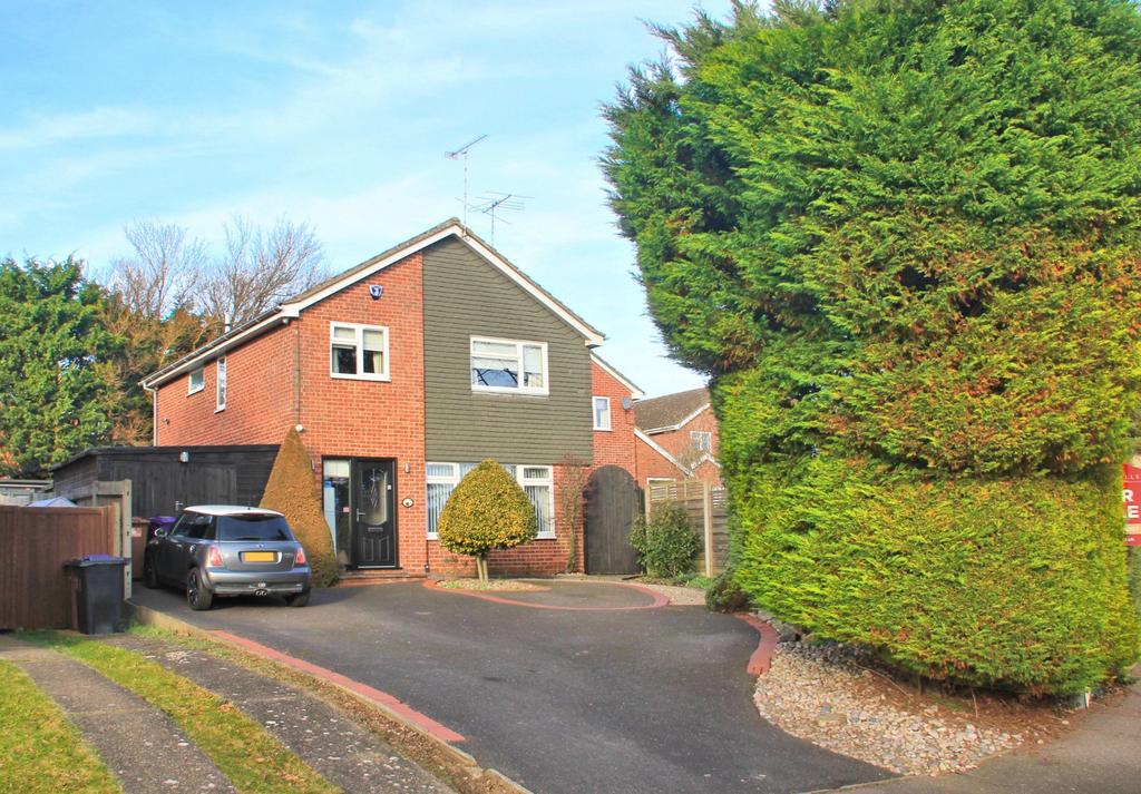 Broom Grove, Knebworth, Hertfordshire, SG3 4 bed detached house for