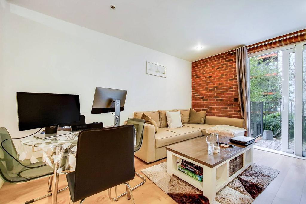 Warehouse Court, Woolwich Riverside, London, SE18 1 bed flat to rent £1,800 pcm (£415 pw)