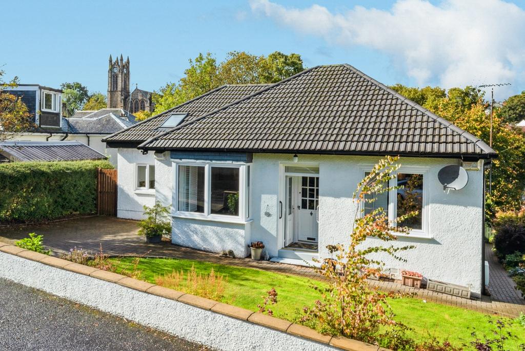 Hill Crescent, Clarkston, Glasgow, G76 8DQ 2 bed detached bungalow for