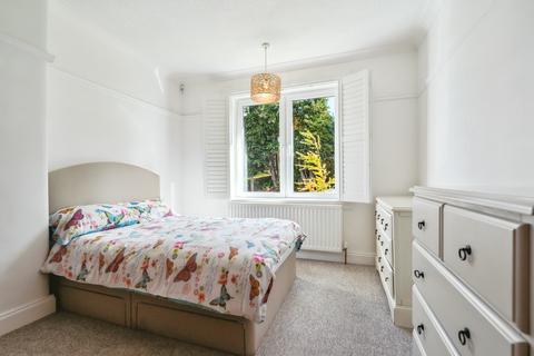 3 Hill Crescent, Clarkston, Glasgow, G76 8DQ