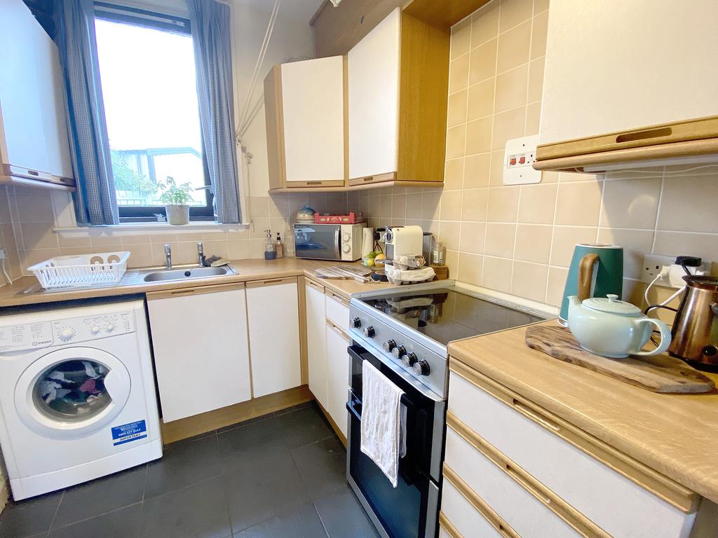 82 Bruce Gardens, INVERNESS, IV3 5EY 3 bed semidetached bungalow for