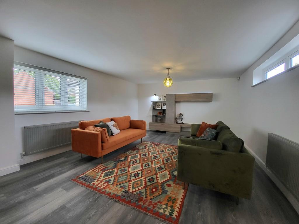 White Hart Mews, Alrewas... 2 bed terraced house £1,150 pcm (£265 pw)