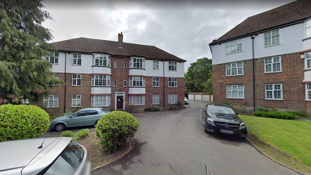 Holders Hill Road, London 3 bed flat £2,100 pcm (£485 pw)
