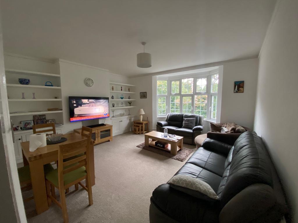 Holders Hill Road, London 3 bed flat £2,100 pcm (£485 pw)