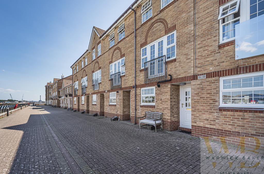 Anchor Close, Shoreham by Sea 4 bed terraced house £1,850 pcm (£427 pw)