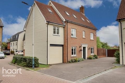 15 Wallace Way, Romford, RM1 4TG
