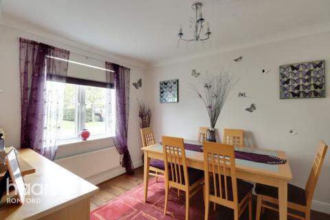 15 Wallace Way, Romford, RM1 4TG