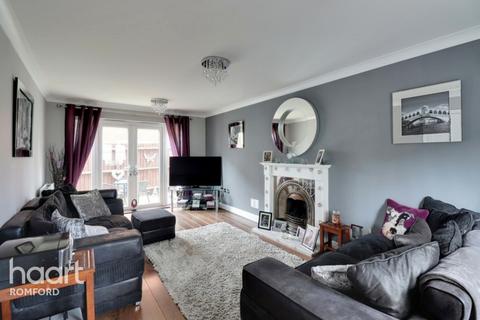 15 Wallace Way, Romford, RM1 4TG