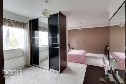 15 Wallace Way, Romford, RM1 4TG