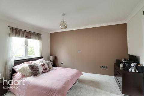 15 Wallace Way, Romford, RM1 4TG