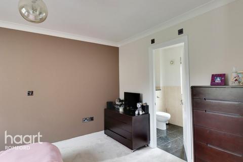 15 Wallace Way, Romford, RM1 4TG