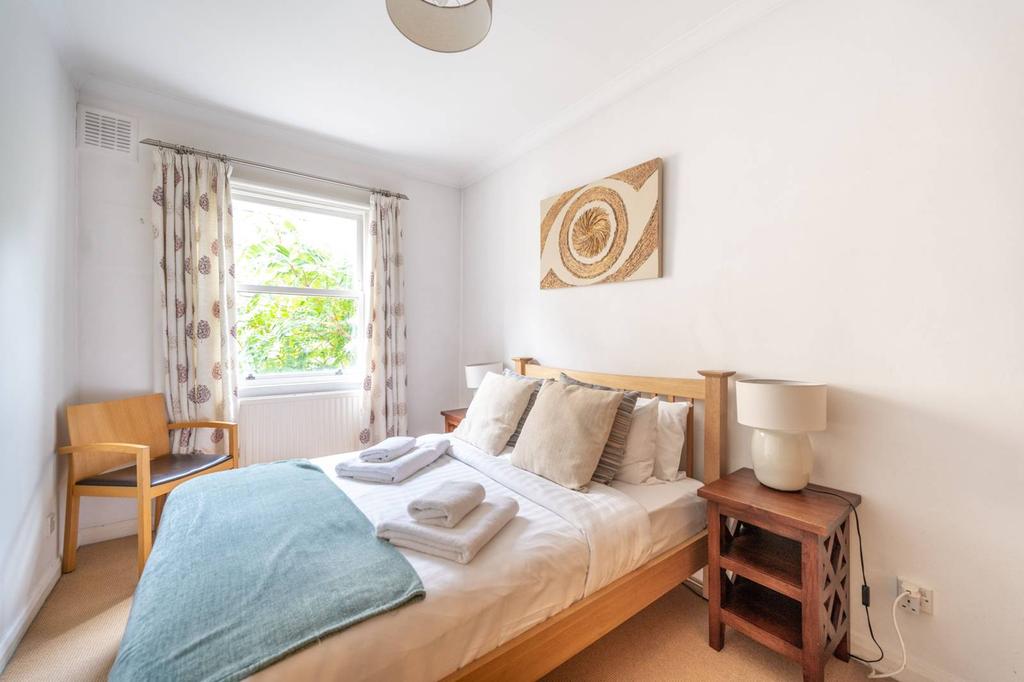 Campden Grove, Kensington, London, W8 2 bed flat for sale £1,100,000