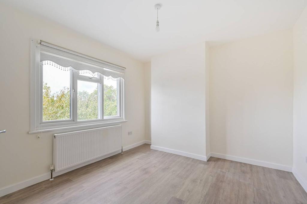 SALISBURY HALL GARDENS, Chingford... 4 bed terraced house £2,500 pcm