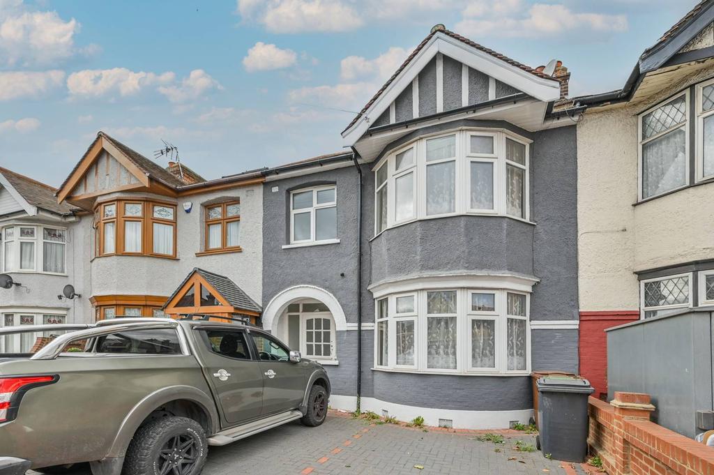 SALISBURY HALL GARDENS, Chingford... 4 bed terraced house £2,500 pcm