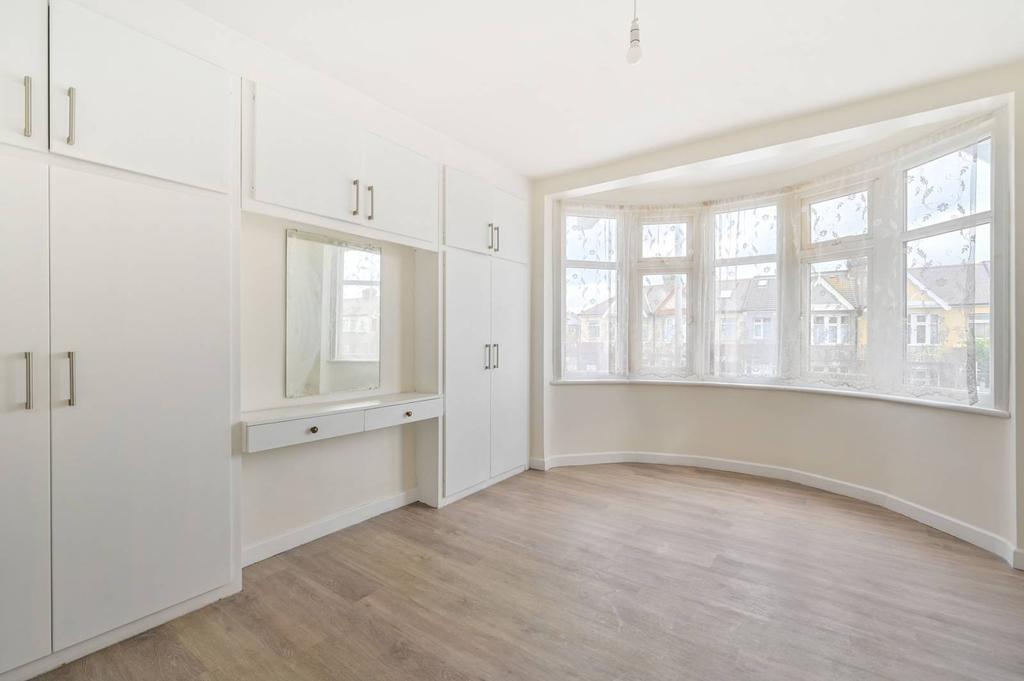 SALISBURY HALL GARDENS, Chingford... 4 bed terraced house £2,500 pcm